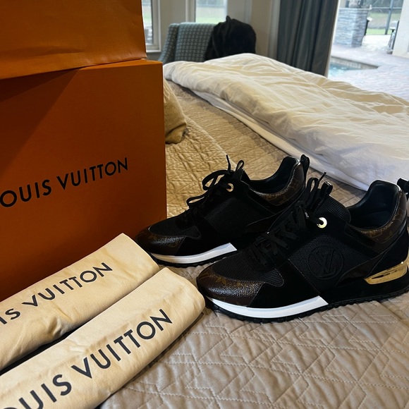 SOLD!!! ❤️❤️❤️LOOK. @@@ Authentic Louis Vuitton Black Runaway Sneakers @@@❤️❤️❤️ - Picture 1 of 16